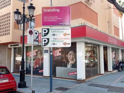 Poste publicitario de 150x50 cm en Marbella, Málaga