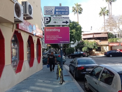 Poste publicitario de 150x50 cm en Marbella, Málaga