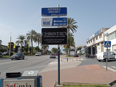Poste publicitario de 150x50 cm en Marbella, Málaga