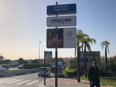 Poste publicitario de 150x50 cm en Marbella, Málaga