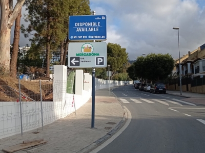 Poste publicitario de 150x50 cm en Marbella, Málaga