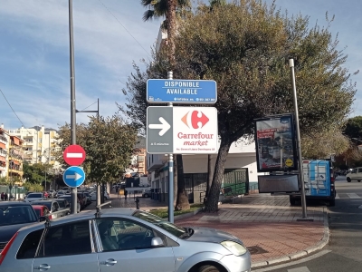 Poste publicitario de 150x50 cm en Marbella, Málaga