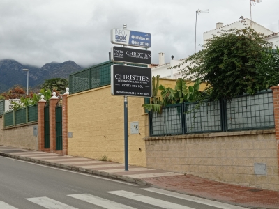 Poste publicitario de 150x50 cm en Marbella, Málaga