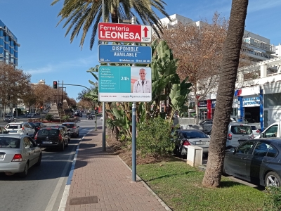 Poste publicitario de 150x50 cm en Marbella, Málaga