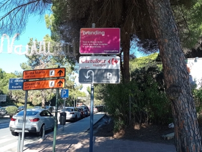 Poste publicitario de 150x50 cm en Marbella, Málaga