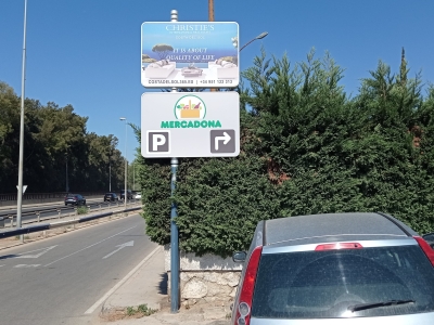 Poste publicitario de 150x50 cm en Marbella, Málaga