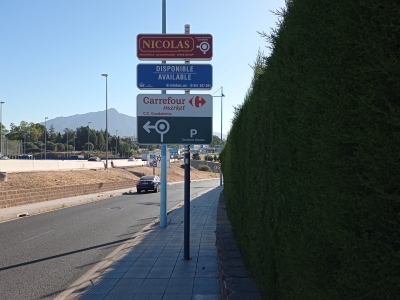Poste publicitario de 150x50 cm en Marbella, Málaga