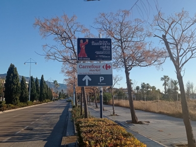 Poste publicitario de 150x50 cm en Marbella, Málaga