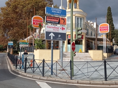 Poste publicitario de 150x50 cm en Marbella, Málaga