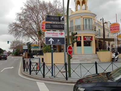 Poste publicitario de 150x100 cm en Marbella, Málaga