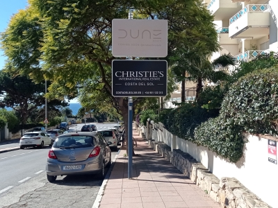 Poste publicitario de 150x50 cm en Marbella, Málaga