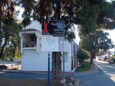 Poste publicitario de 150x50 cm en Marbella, Málaga