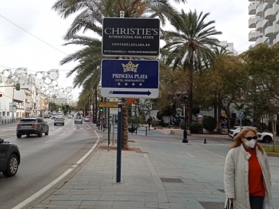 Poste publicitario de 150x50 cm en Marbella, Málaga