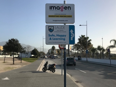 Poste publicitario de 150x50 cm en Marbella, Málaga