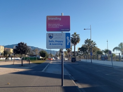 Poste publicitario de 150x100 cm en Marbella, Málaga