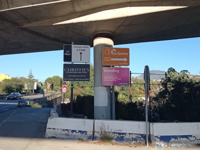 Poste publicitario de 150x50 cm en Marbella, Málaga