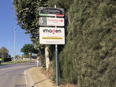 Poste publicitario de 150x50 cm en Marbella, Málaga