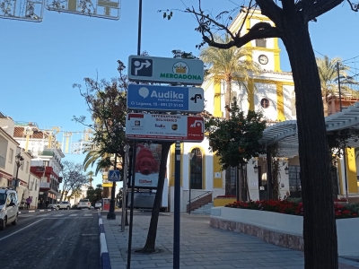 Poste publicitario de 150x50 cm en Marbella, Málaga