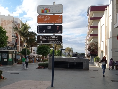 Poste publicitario de 150x50 cm en Marbella, Málaga