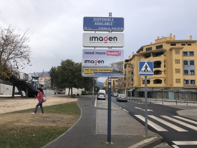 Poste publicitario de 150x50 cm en Marbella, Málaga
