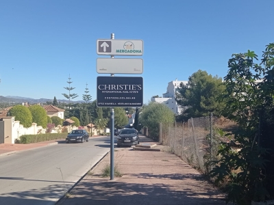 Poste publicitario de 150x50 cm en Marbella, Málaga