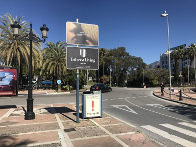 Poste publicitario de 150x50 cm en Marbella, Málaga