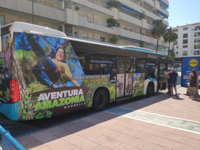 Autobus publicitario de Urban Simple en San Pedro de Alcántara, Málaga