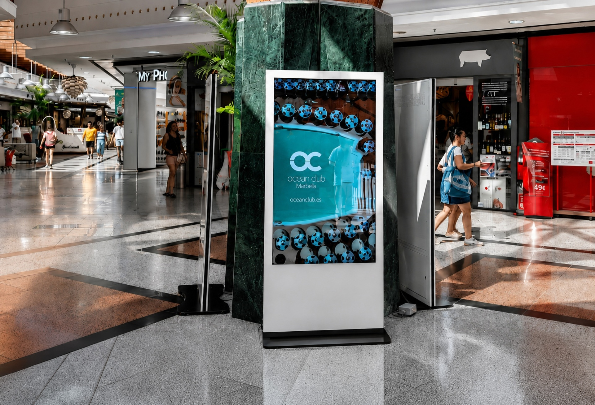 Digital screen at Puerto Banús — entrance roundabout
