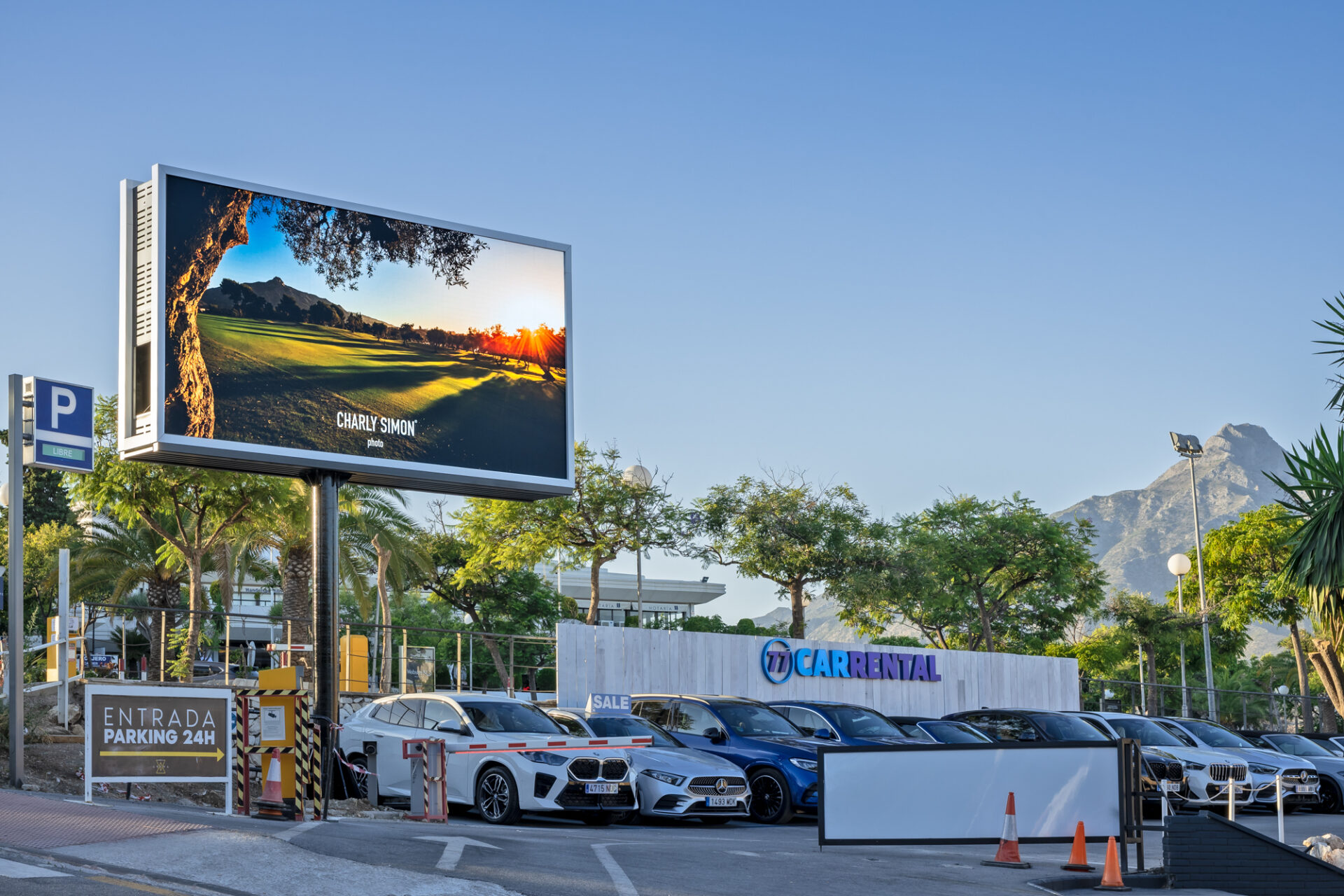 Nuevo Monoposte Digital en Puerto Banus: un gran formato que transforma la visibilidad de tu marca