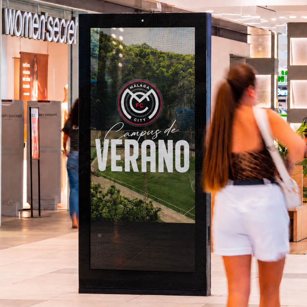 Campus de Verano FC Málaga City apuesta por la publicidad exterior en el Centro Comercial El Ingenio