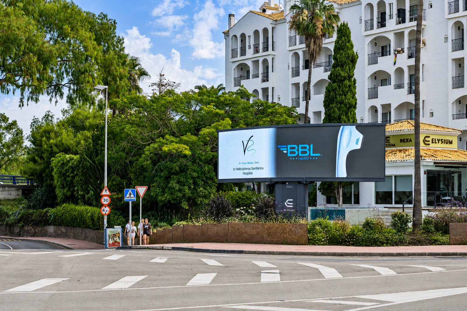 OOHadvisor.com amplía su red DOOH con 5 ubicaciones exclusivas en Marbella