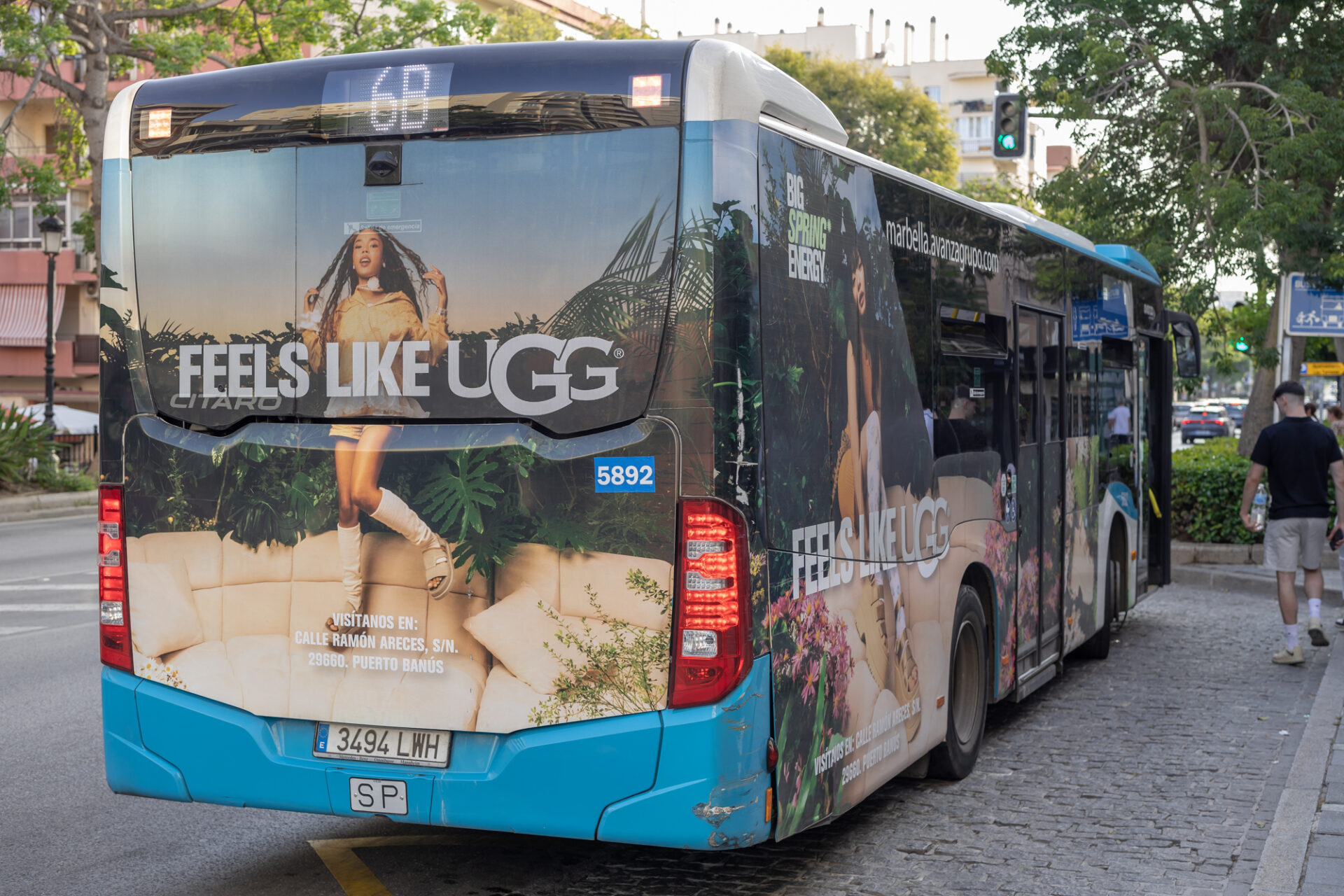 UGG pisa fuerte en la Costa del Sol: un año más apostando por la publicidad en autobuses de Marbella