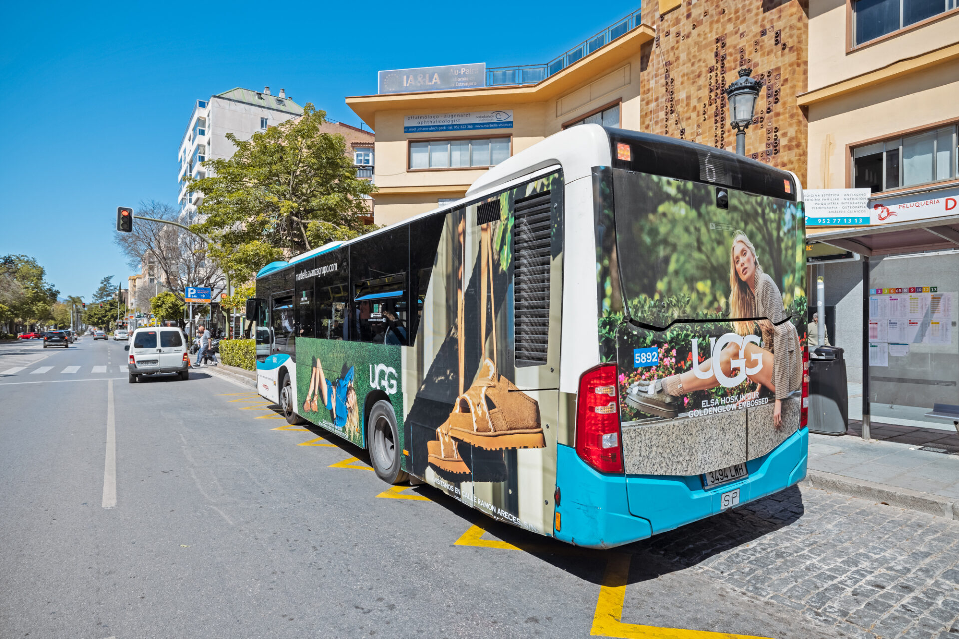 UGG pisa fuerte en la Costa del Sol: un año más apostando por la publicidad en autobuses de Marbella