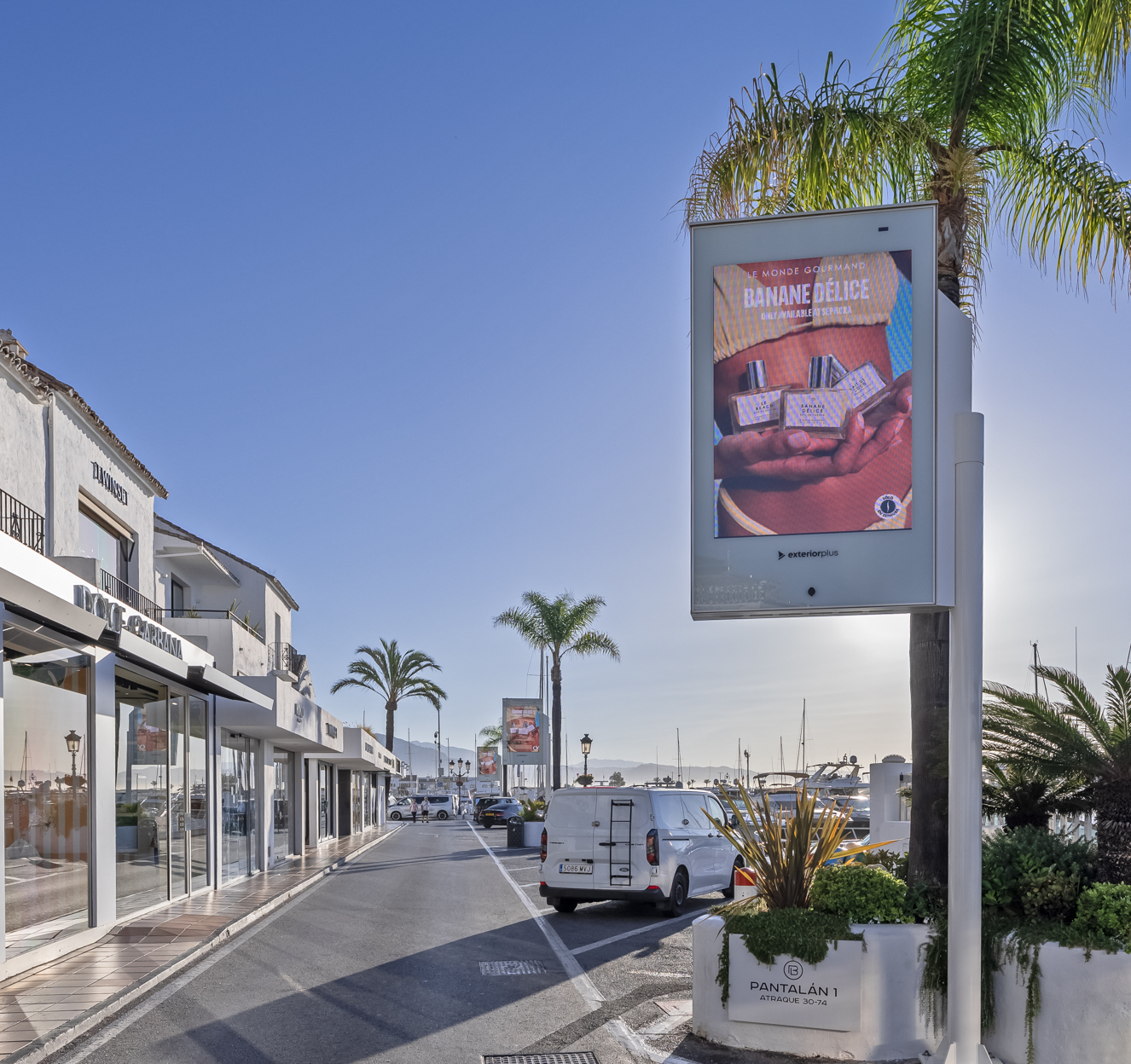 Le Monde Gourmand presenta Banane Délice en Puerto Banús con un circuito digital de 28 pantallas