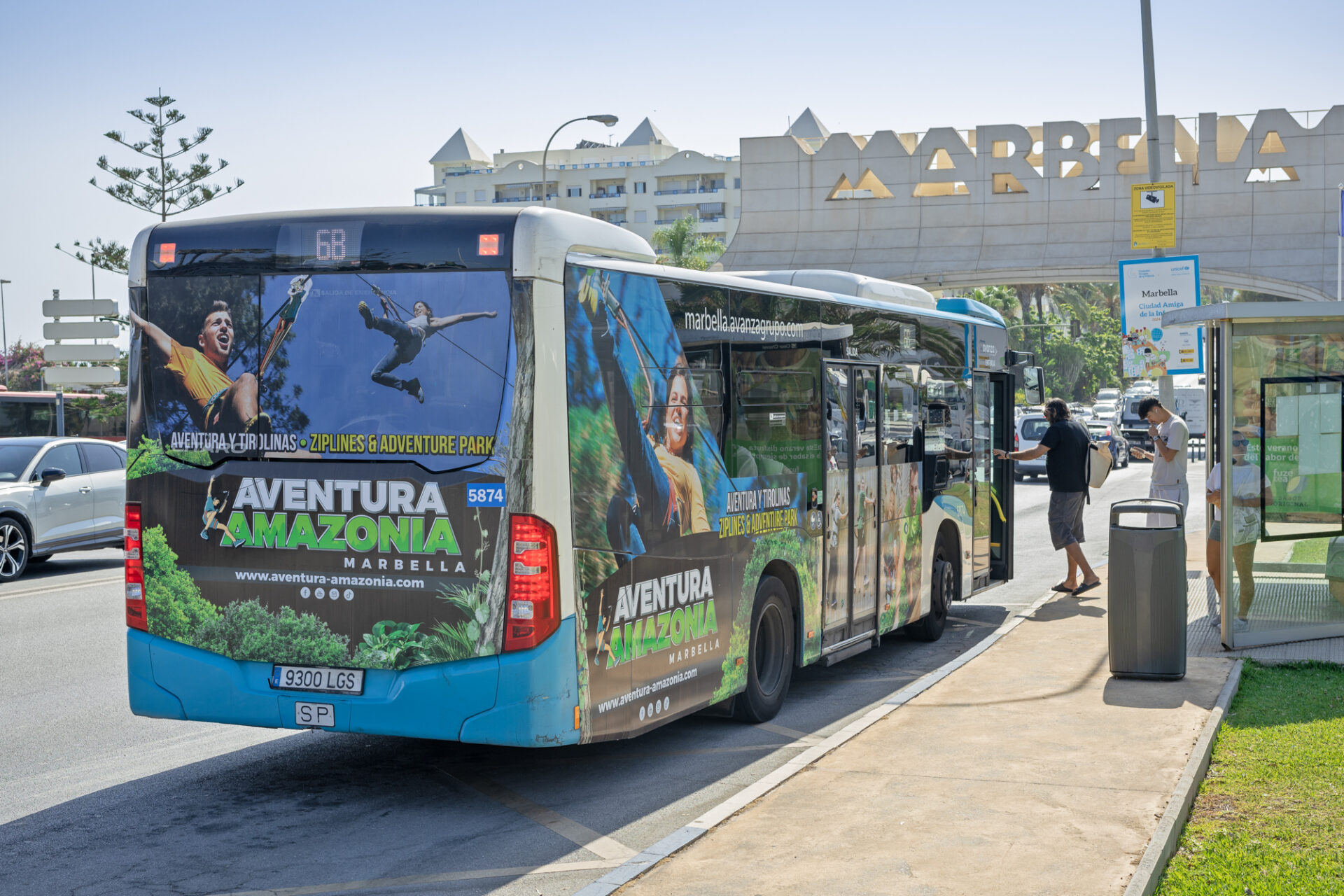 Aventura Amazonia gana visibilidad en la Costa del Sol con una campaña en autobuses