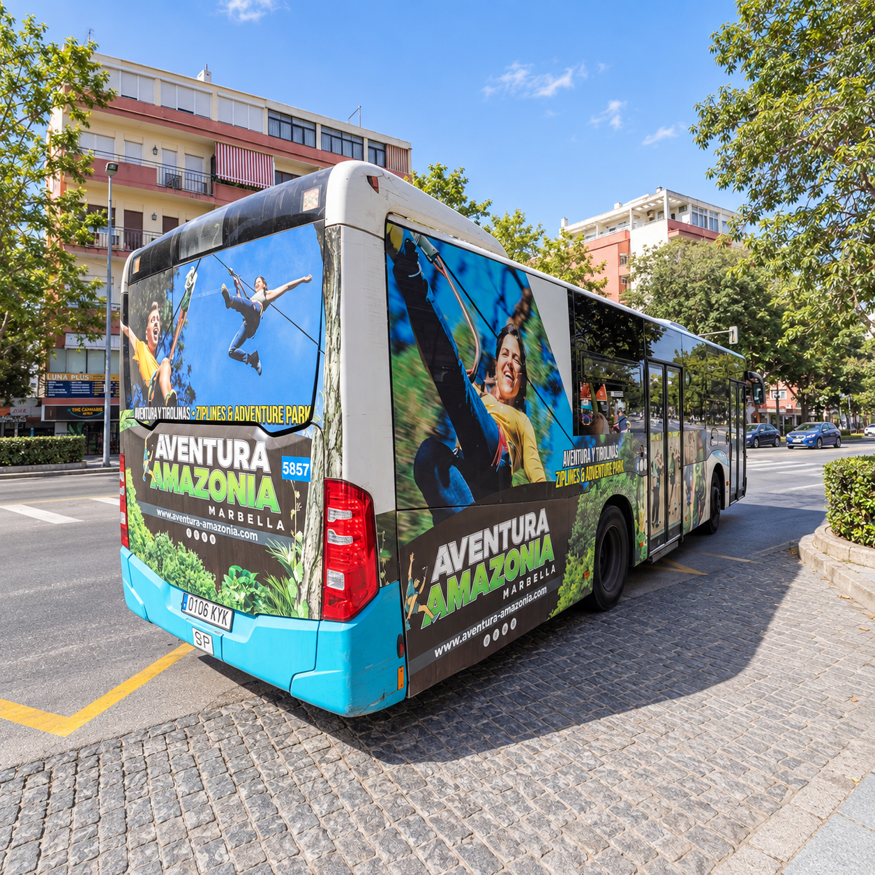 Aventura Amazonia gana visibilidad en la Costa del Sol con una campaña en autobuses