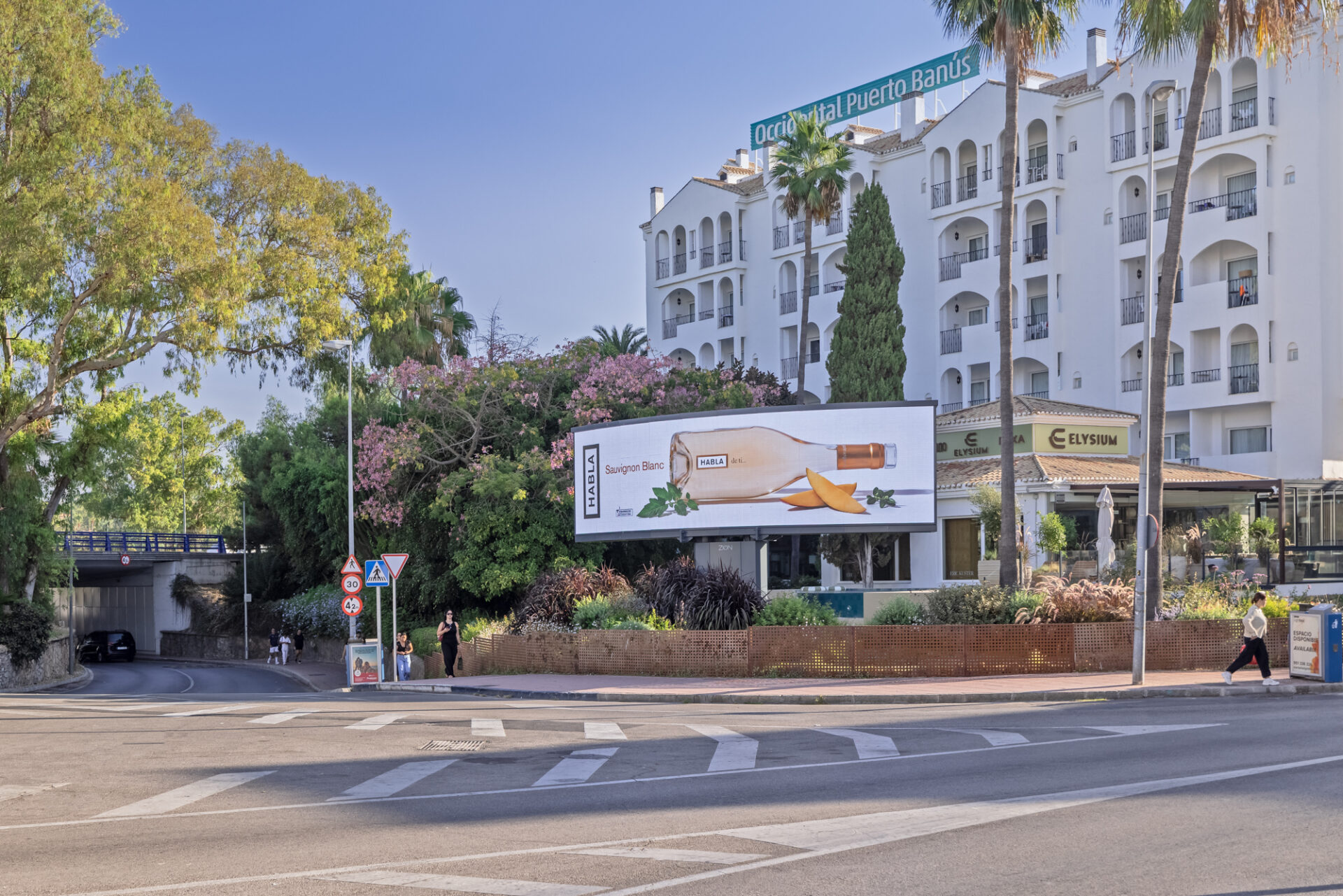 Bodegas HABLA refuerza su presencia en Puerto Banús con una campaña DOOH de gran formato