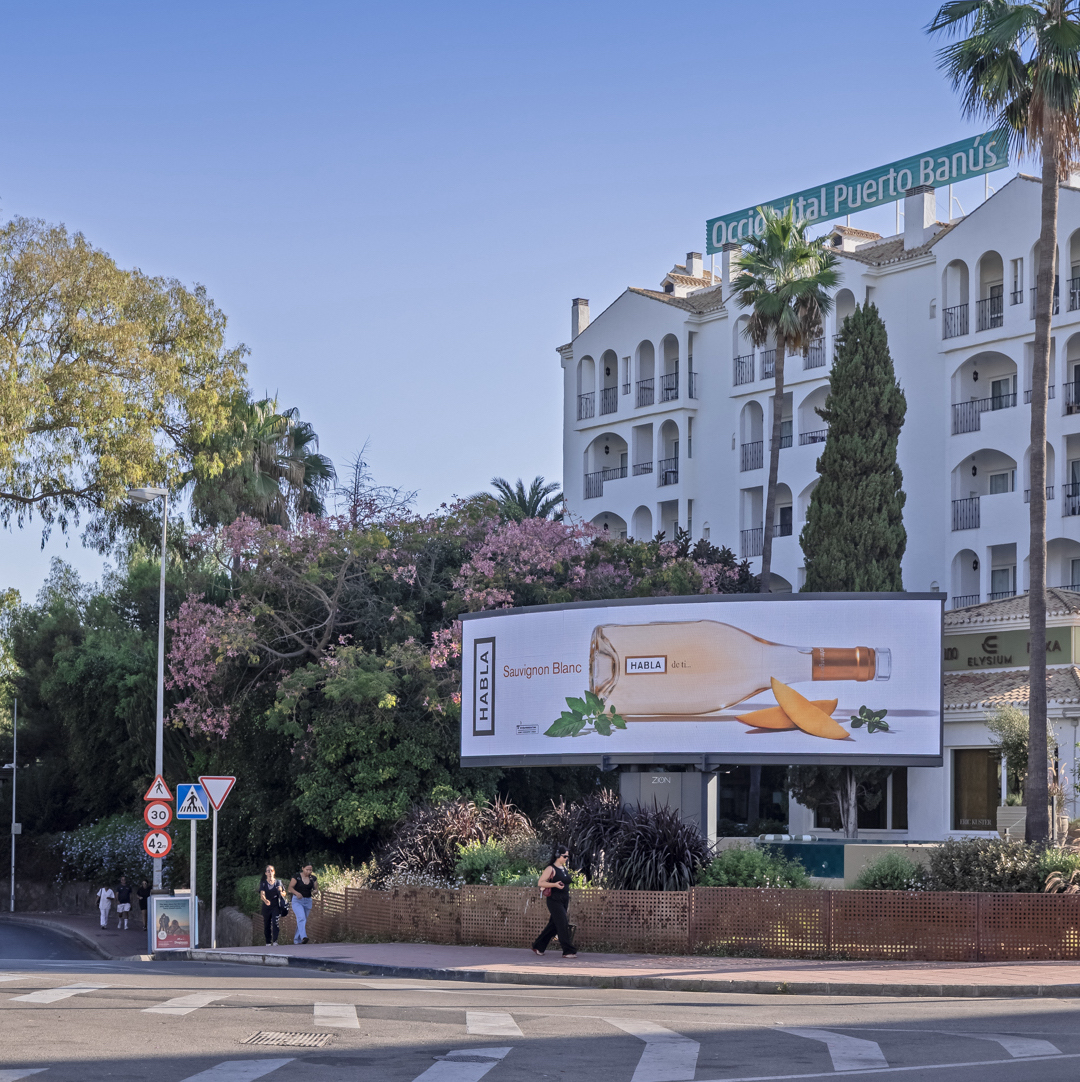Bodegas HABLA refuerza su presencia en Puerto Banús con una campaña DOOH de gran formato